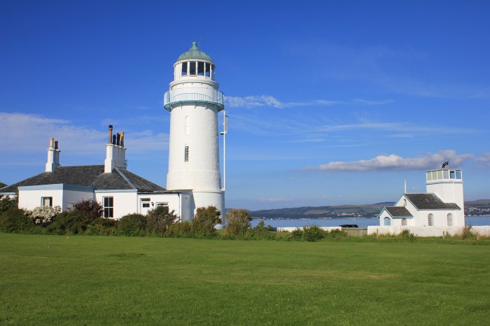 blue skies white lighhouse