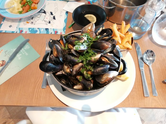 bowl of mussels cutlery